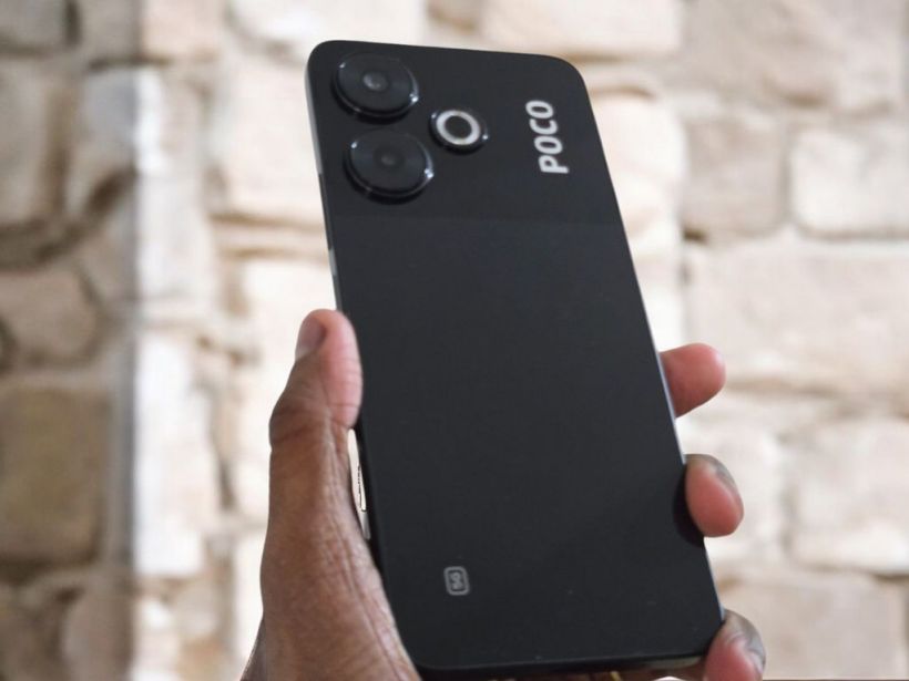 8 月 1 日发布,小米 POCO M6 Plus 5G 手机以及 POCO Buds X1 耳机实物照曝光