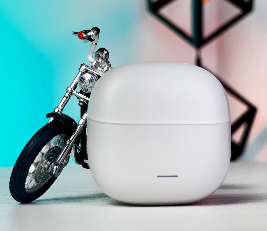 8 月 1 日发布,小米 POCO M6 Plus 5G 手机以及 POCO Buds X1 耳机实物照曝光