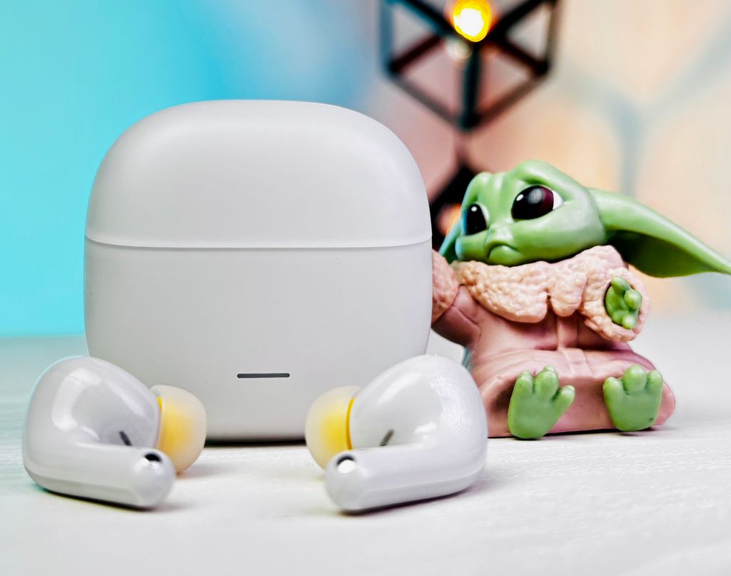 8 月 1 日发布,小米 POCO M6 Plus 5G 手机以及 POCO Buds X1 耳机实物照曝光