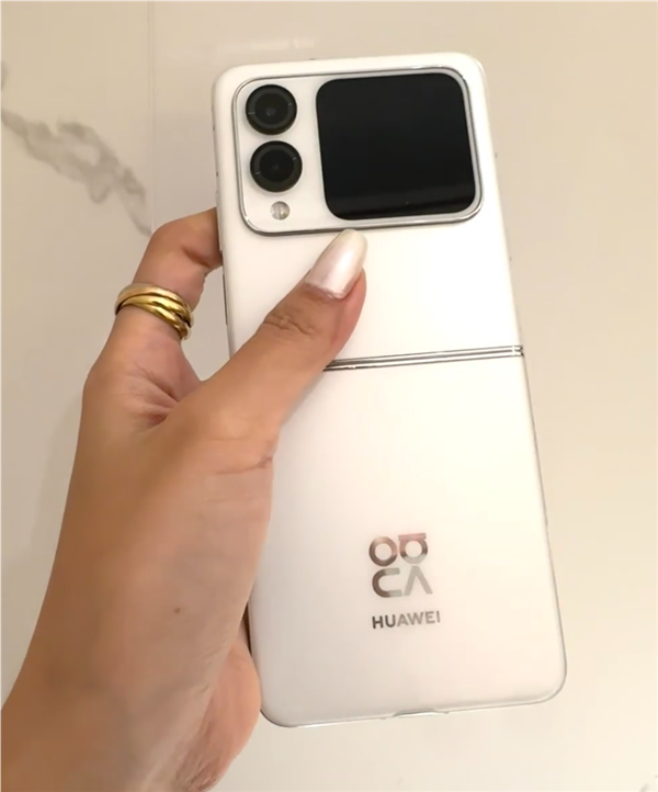 华为首款方形外屏小折叠!nova Flip真机上手:白色机身颜值一绝