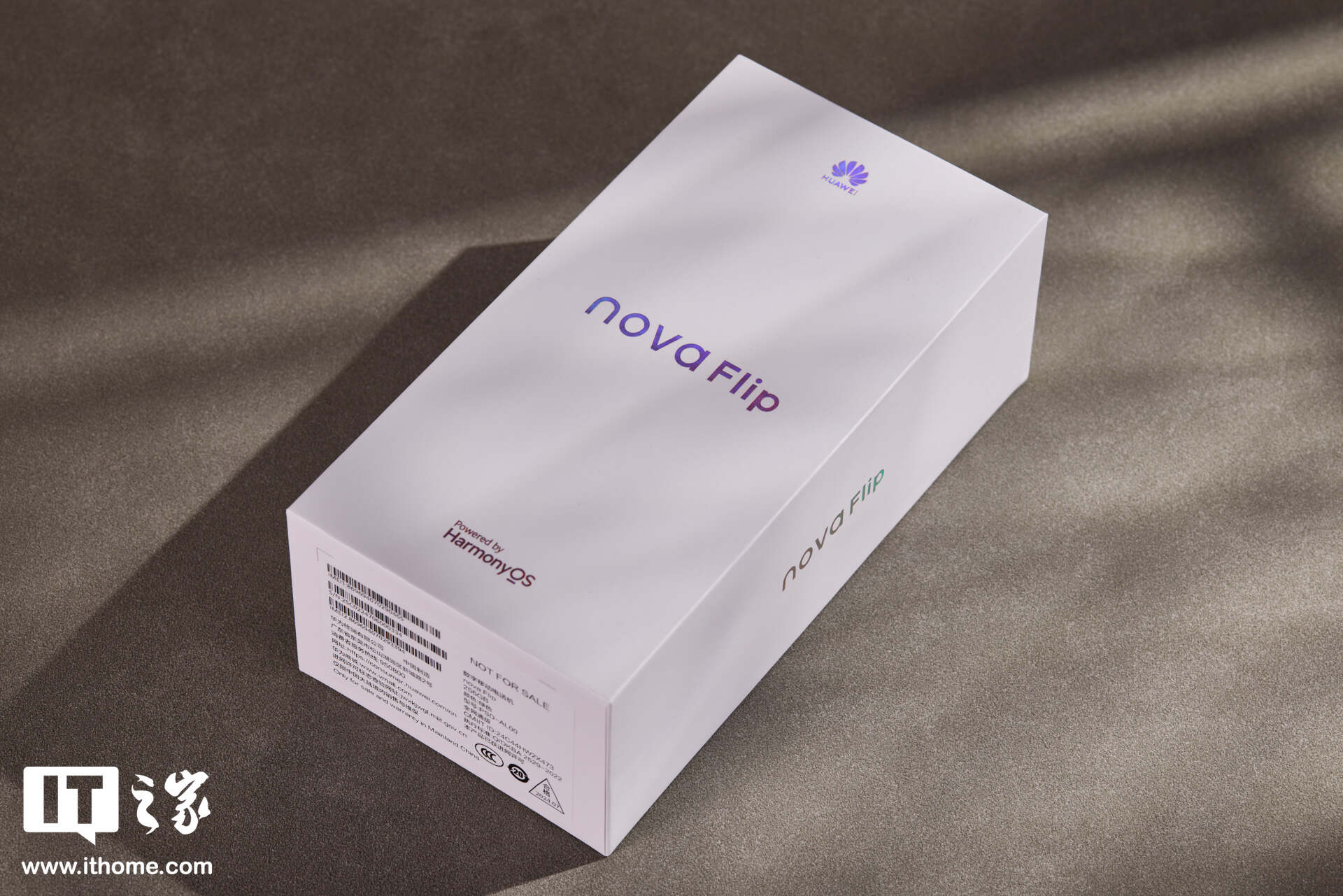 华为 nova Flip「向新绿」图赏:趣方屏设计、号称业界最薄小折叠