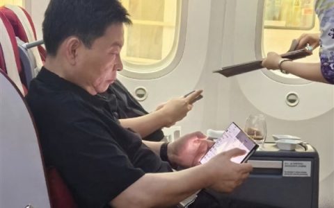 曝华为三折手机排期早于Mate 70：内外双铰链 展开近10英寸