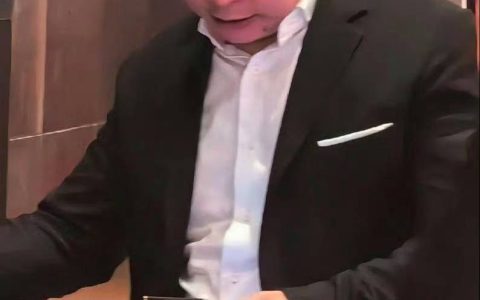 余承东手持华为三折叠屏新机再曝光，机身厚度亮眼