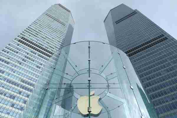 苹果面临困境：iPhone出货量暴跌近四成，创新乏力成市场痛点