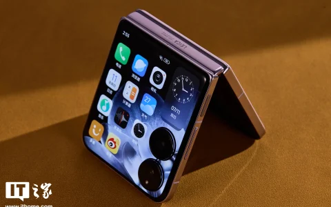 卢伟冰称小米 MIX Flip 小折叠手机卖爆：32% 来自苹果 iPhone 用户换机，有 55% 是女性用户