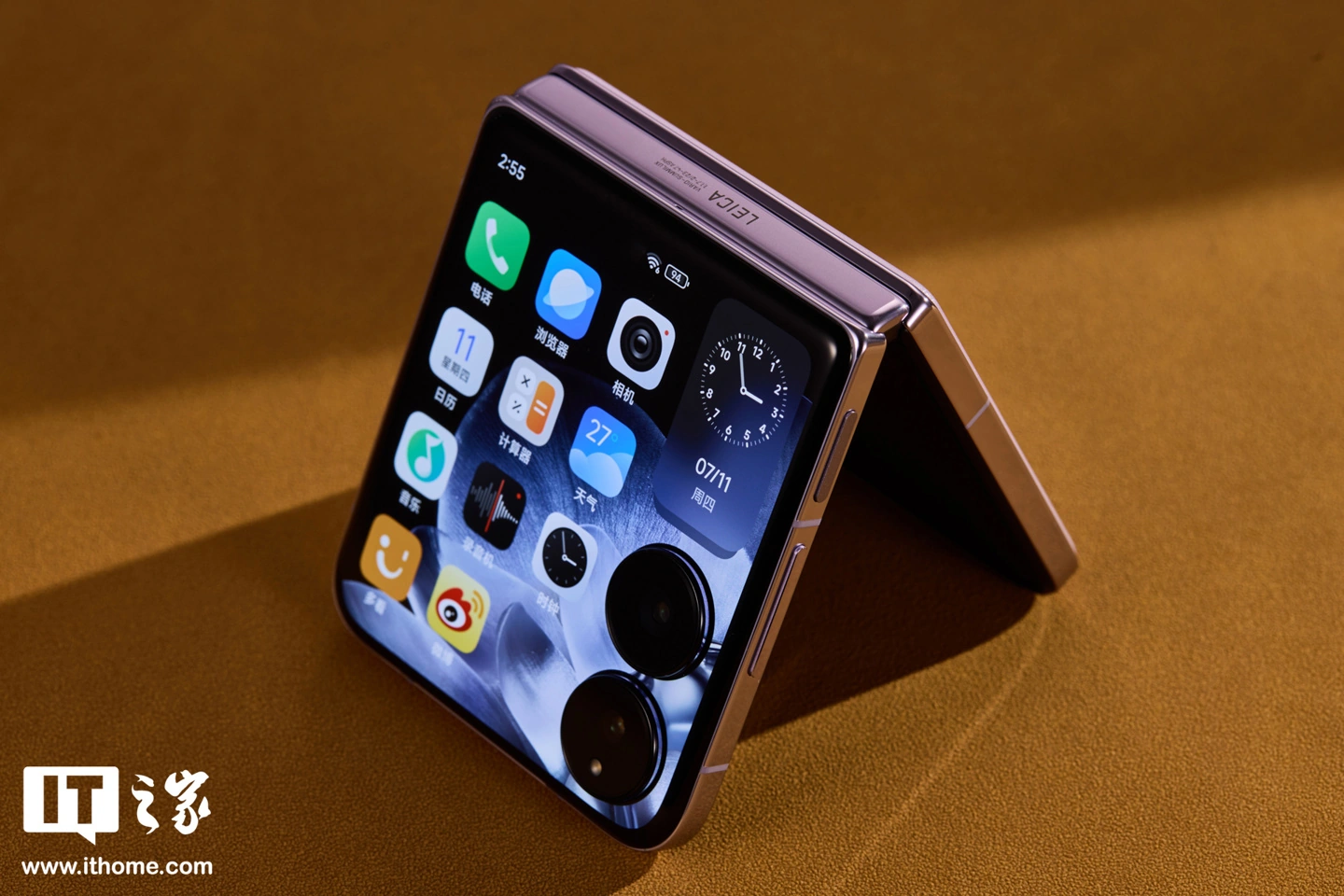 卢伟冰称小米 MIX Flip 小折叠手机卖爆:32% 来自苹果 iPhone 用户换机,有 55% 是女性用户