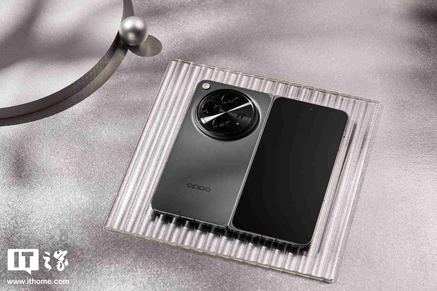 消息称某厂大屏双折机型明年 Q1 亮相:骁龙 8 Gen4 处理器,预计为 OPPO Find N5
