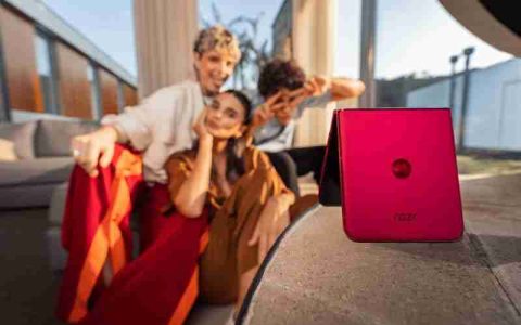 摩托罗拉Razr 50s折叠屏手机首曝，支持HDR10+