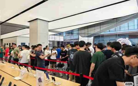 华为三折叠手机Mate XT非凡大师预订！线下门店再现排队盛况 每人限1台