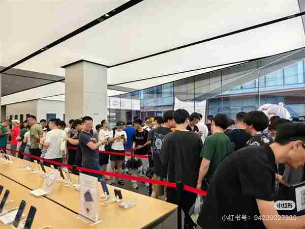 华为三折叠手机Mate XT非凡大师预订!线下门店再现排队盛况 每人限1台