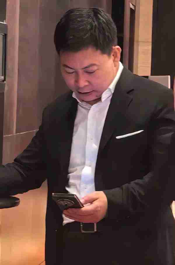 电子茅台!华为Mate XT在深圳旗舰店预订名额已满 有黄牛称8万回收抢到就是赚