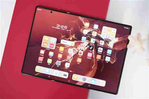 全球首款三折屏手机!华为Mate XT非凡大师图赏