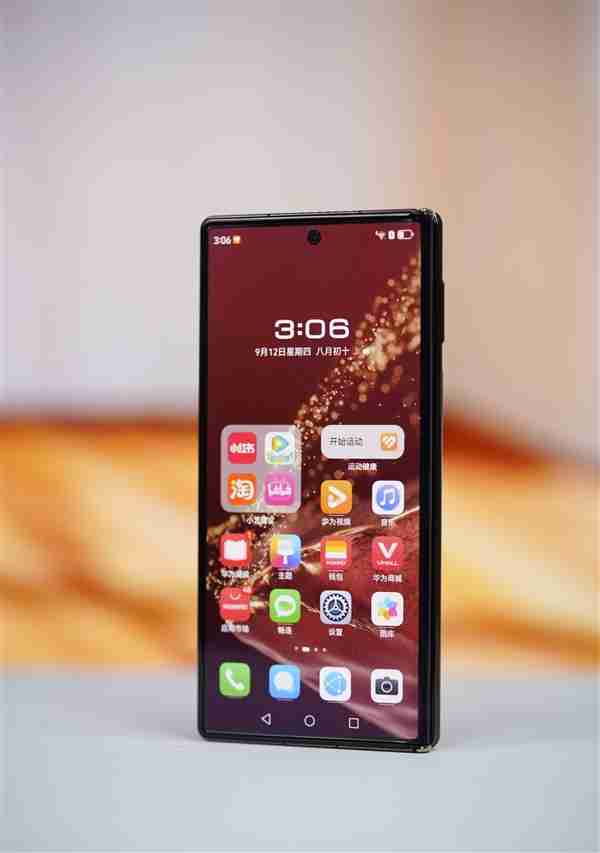 全球首款三折屏手机!华为Mate XT非凡大师图赏