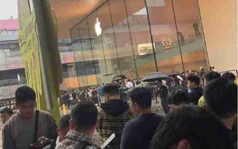 这才是信仰！iPhone 16今天开卖：北京上海用户暴雨中在苹果店大排长龙