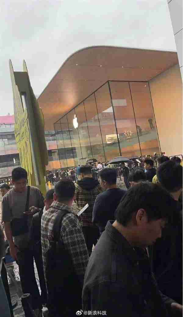 这才是信仰!iPhone 16今天开卖:北京上海用户暴雨中在苹果店大排长龙