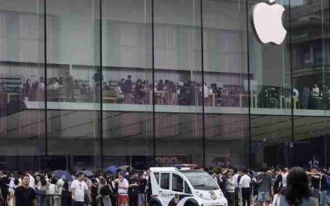 同天开卖：iPhone 16最高加价1200元 华为三折叠秒售罄 热炒至8万+
