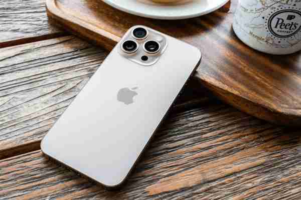 苹果挤牙膏果粉也排队买买买!iPhone 16 Pro Max到底强在哪