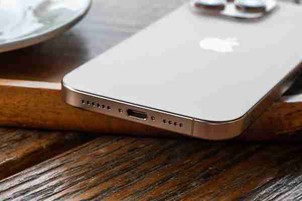苹果挤牙膏果粉也排队买买买!iPhone 16 Pro Max到底强在哪