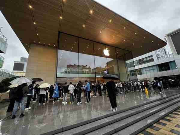 苹果挤牙膏果粉也排队买买买!iPhone 16 Pro Max到底强在哪