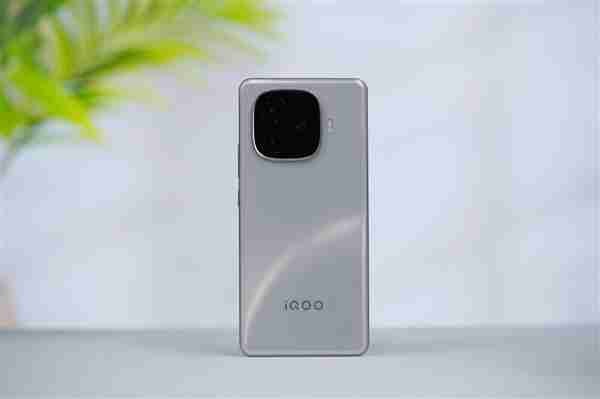 天玑9300+价格屠夫!iQOO Z9 Turbo+图赏