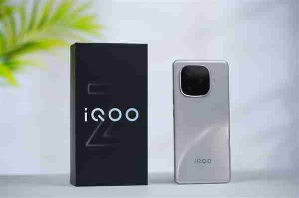 天玑9300+价格屠夫!iQOO Z9 Turbo+图赏