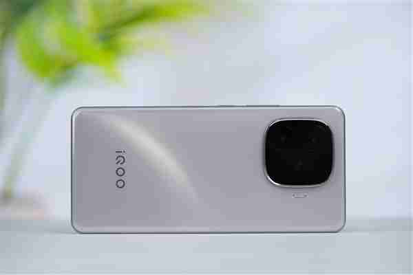 天玑9300+价格屠夫!iQOO Z9 Turbo+图赏