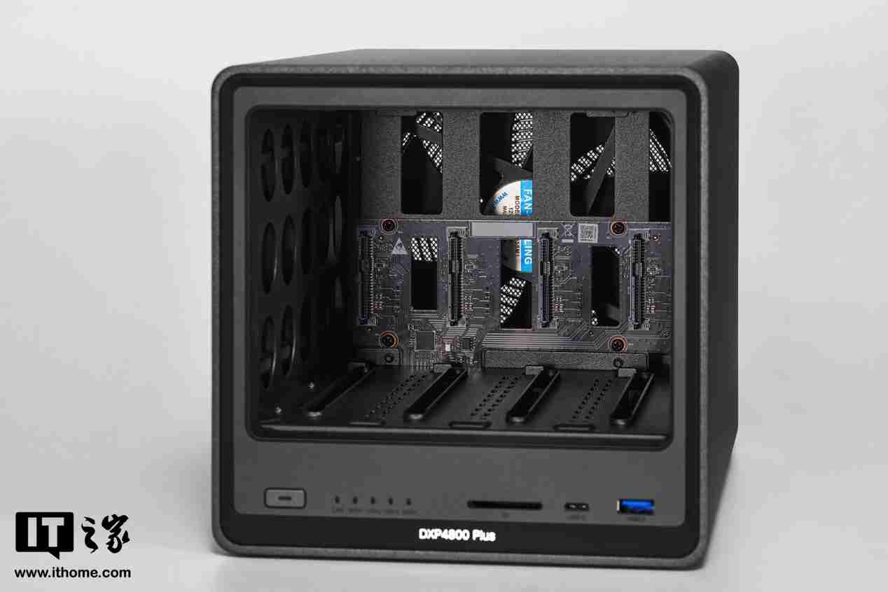 绿联 NAS 私有云 DXP4800 Plus 图赏：沉稳低调，简约大气