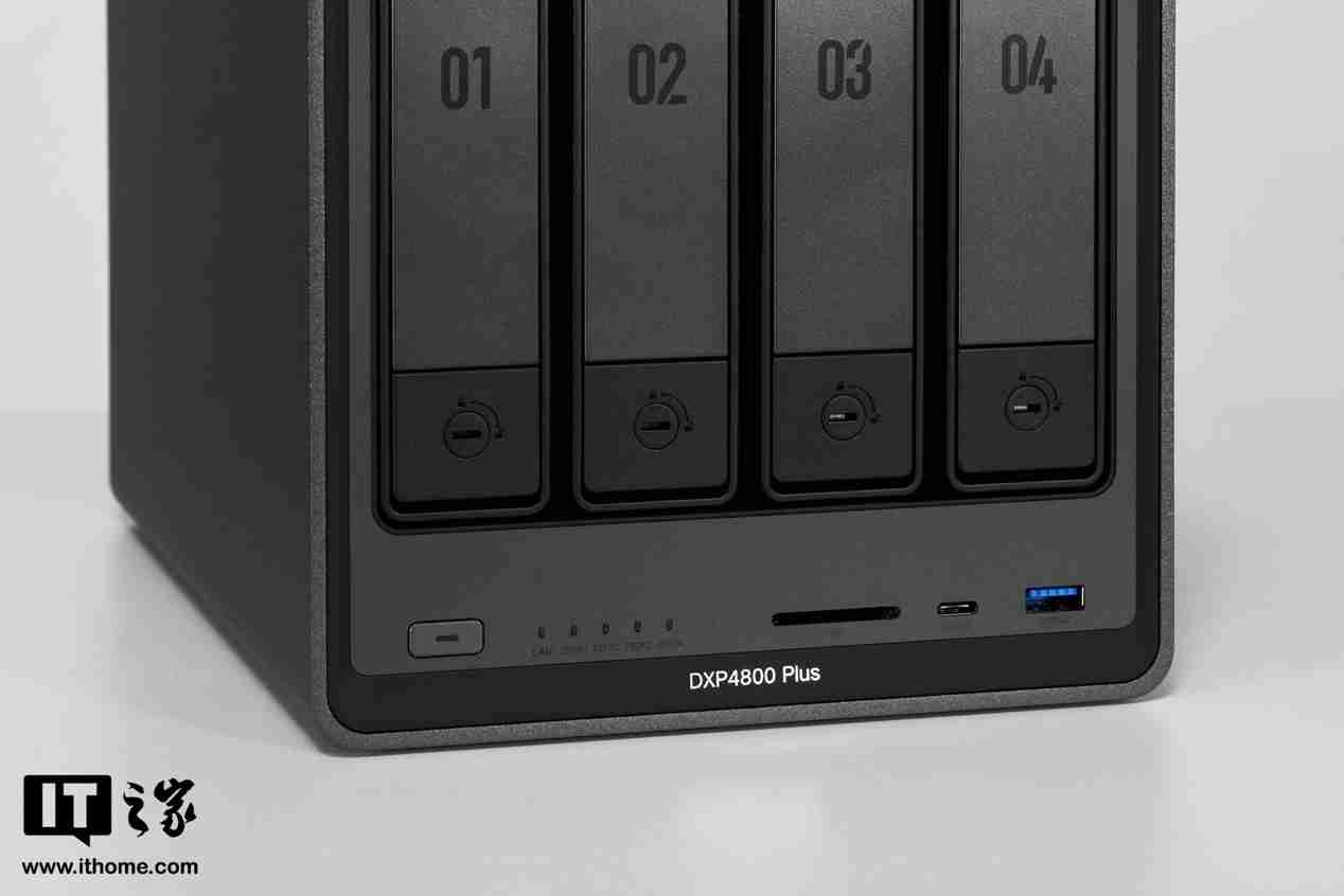 绿联 NAS 私有云 DXP4800 Plus 图赏：沉稳低调，简约大气