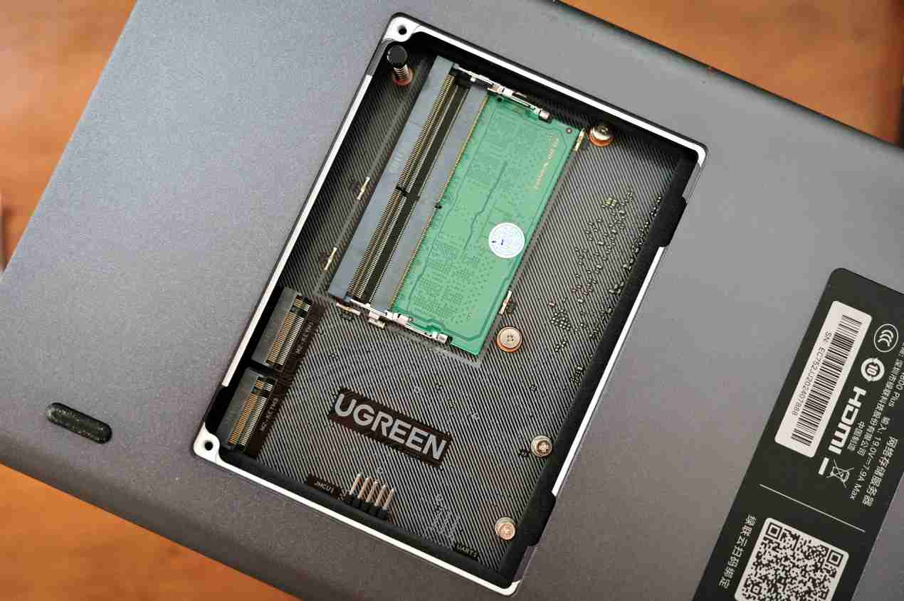 绿联 NAS 私有云 DXP4800 Plus 图赏：沉稳低调，简约大气