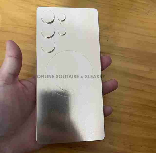 三星机皇Galaxy S25 Ultra手机曝料:设计再突破