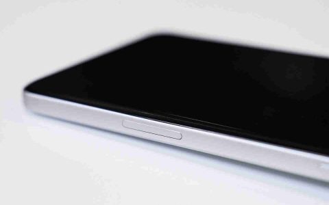 OPPO Find X8 Pro 配备“抓拍快启键”，号称就像音量键一样简单