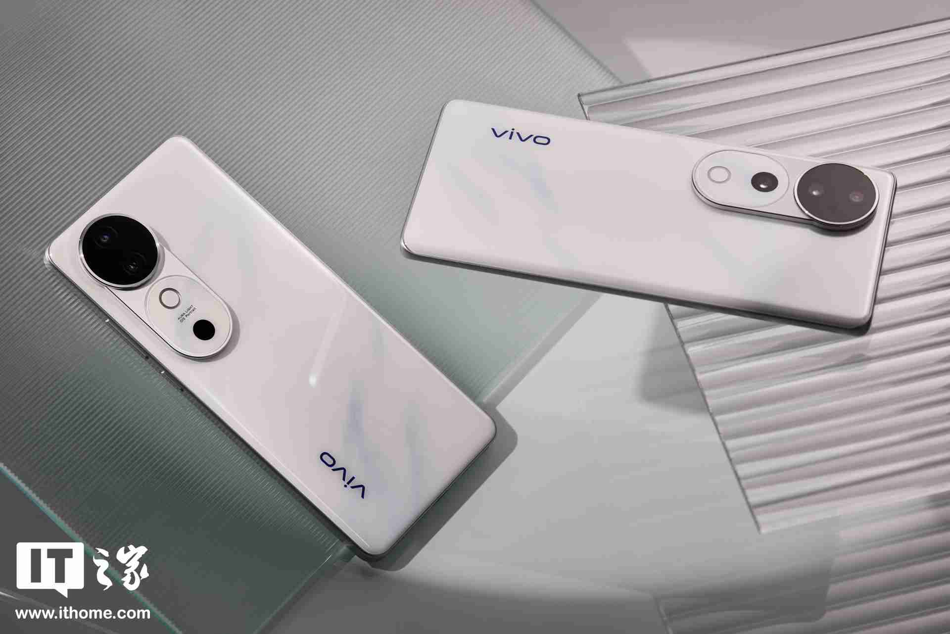 vivo S20 系列手机官网开启预约:竖直排列镜头模组设计、有望配备环形闪光灯