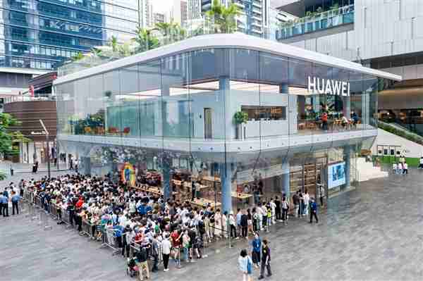 华为Mate 70一小时预订量已破百万:门店出现排队长龙