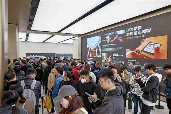 华为Mate 70一小时预订量已破百万:门店出现排队长龙