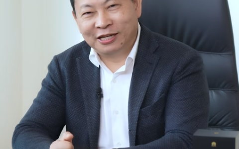不藏了！余承东首秀华为Mate 70真机：金丝银锦材质很特别