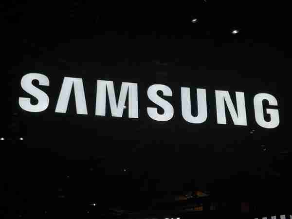三星Galaxy S25 Ultra真机首曝:边框更窄 钛灰色机身满满科技感