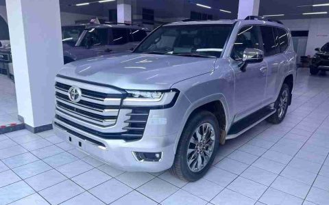 Wicknell Chivayo礼物Reuben Barwe A Toyota Land Cruiser VXR LX 300系列和100,000美元现金