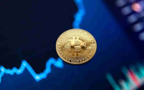罗伯特·基亚萨基（Robert Kiyosaki）警告说，全球金融体系正在崩溃，过度通货膨胀已经开始