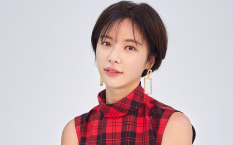 女演员黄荣 - 欧姆（Hwang Jung-eum）从她的前夫结束离婚