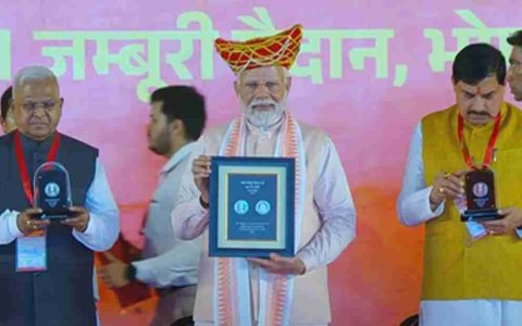 PM Narendra Modi推出了特殊卢比的300枚硬币，以纪念Lokmata Devi Ahilyabai Holkar诞辰300周年