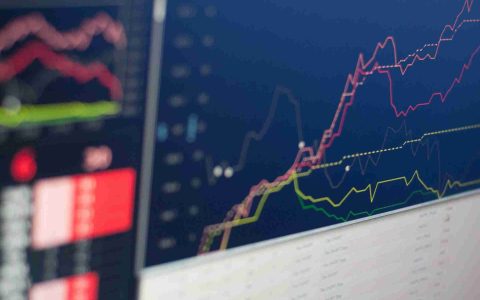 比特币ETF，IBIT和Bull Flag：$ 144,000在地平线上？