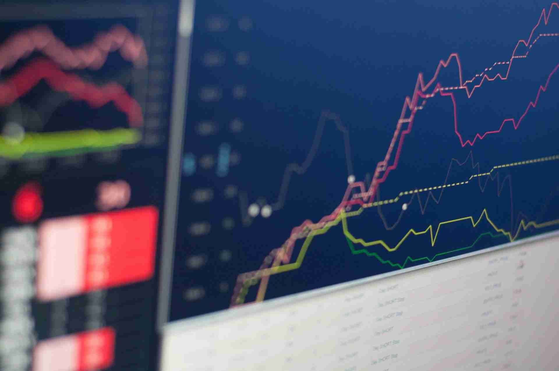 比特币ETF,IBIT和Bull Flag:$ 144,000在地平线上?