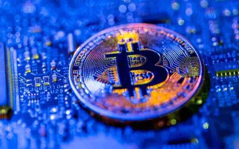 BTC价格预测：技术分析和市场情绪表明2025年10月可能出现突破