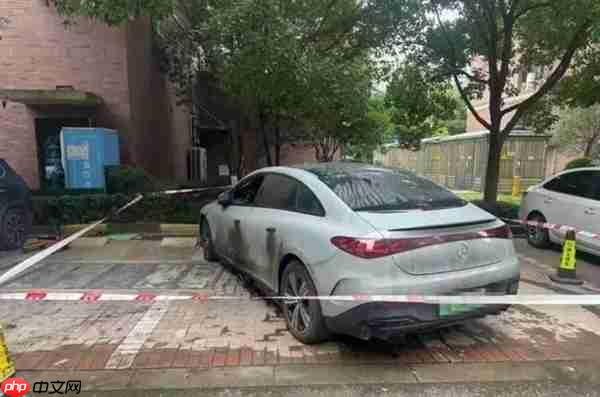 36万的奔驰EQE地库起火烧毁多车 车主:厂家只赔15万