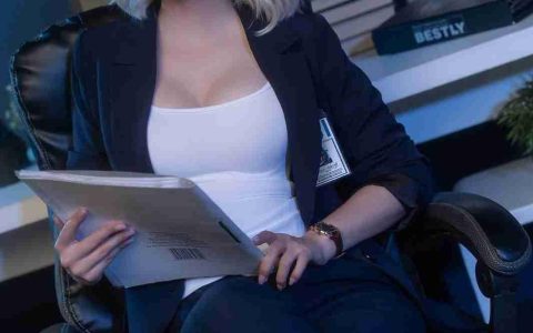 还有付费剧情！ 俄罗斯美女cos《生化危机9》女主格蕾丝